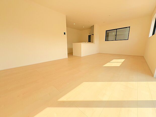 18帖のLDKはダイニングと寛ぐスペースを分けやすく、家具が配置しやすい間取り。