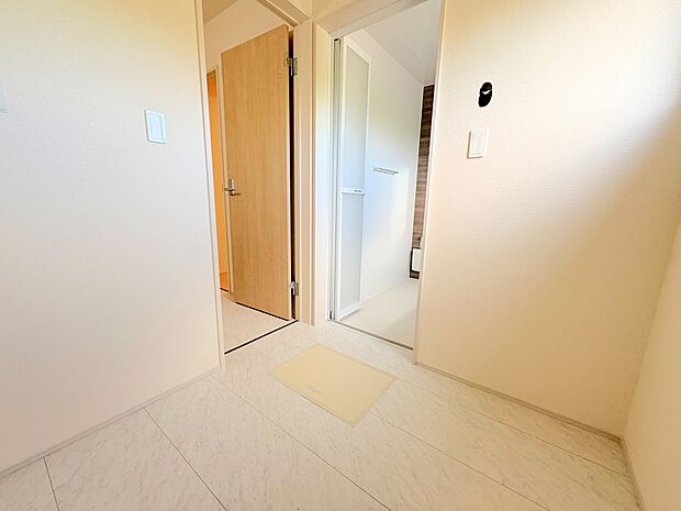 ゆとりある脱衣所は、朝の身支度と家事の時間が重なっても安心です。