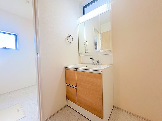 スッキリとしたシンプルなデザインの洗面台はお手入れもラクラク。