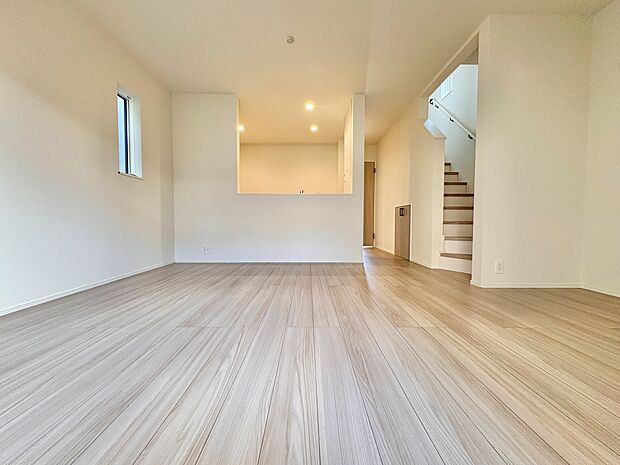 玄関ホールの先は帰宅した家族を笑顔で迎えるリビング。