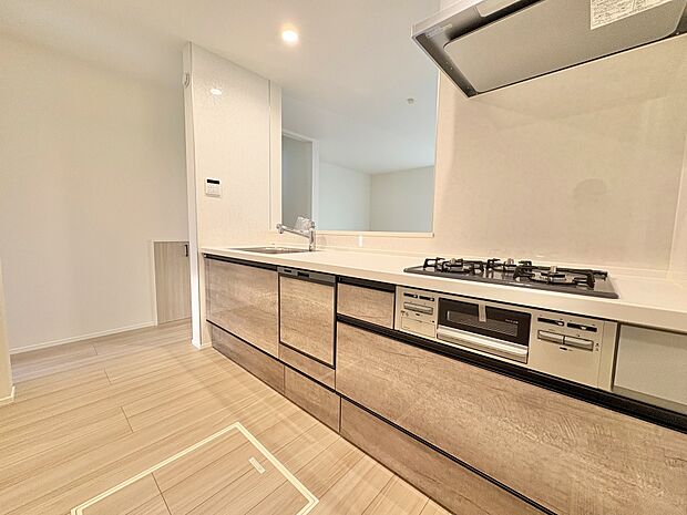 収納も多く、大きな鍋やフライパン、調味料などもスッキリ片付きます。