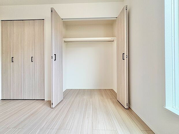 奥行きのあるクローゼットを採用しました。