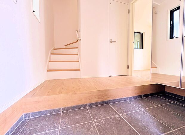 明るい玄関はお家の顔。だから清潔感がなければなりません。