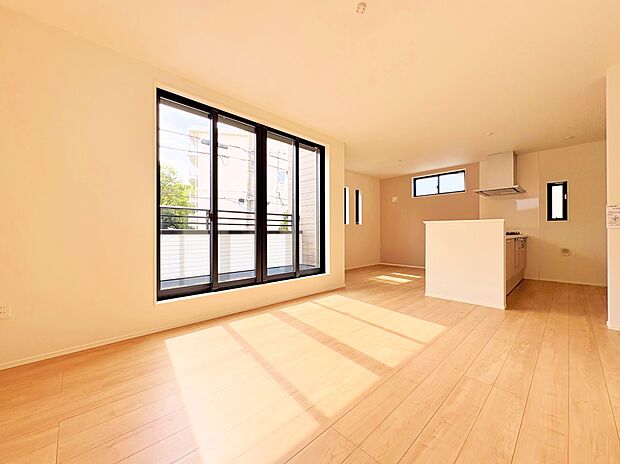 窓から注ぐ明るい陽差しが、広々としたLDKを演出。