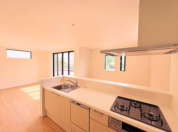 リビング全体を見渡せるよう対面式キッチンを採用しました。