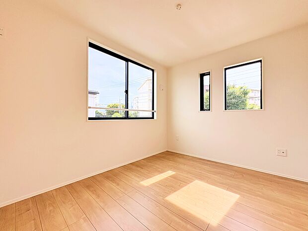 二面採光により陽光が差し込む温かみのあるお部屋。