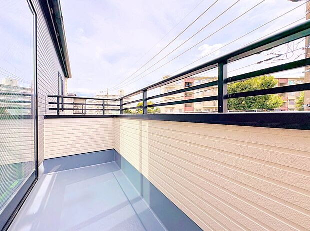 バルコニーに出た時、頬をなでる優しい風を感じます。