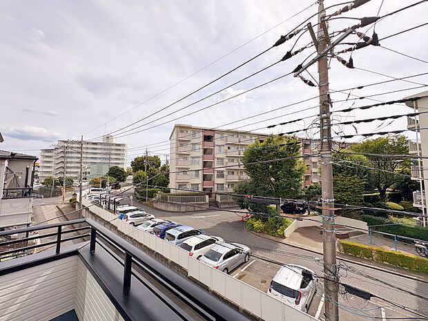 周囲は落ち着いた住環境で、穏やかな日々を堪能いただけます。