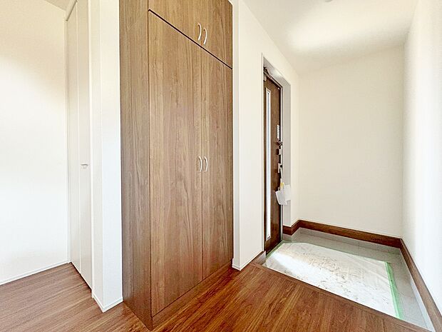 収納スペースを設け、清潔感のある玄関を保ちます。