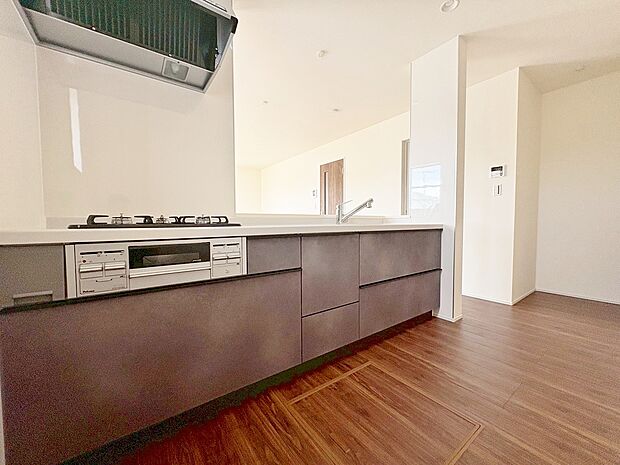 配膳、片付けもラクラクなカウンターキッチン。