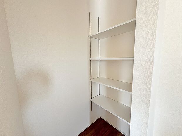 食料品のストックや非常食の備蓄などに便利な大容量パントリー。