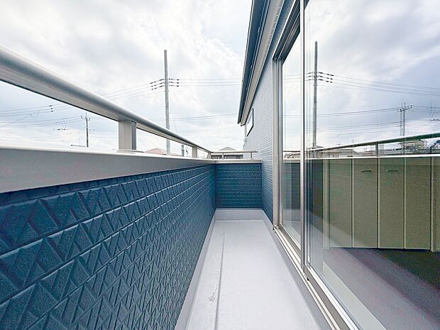 バルコニーを2ヶ所設け、洗濯物が多い日も安心です。