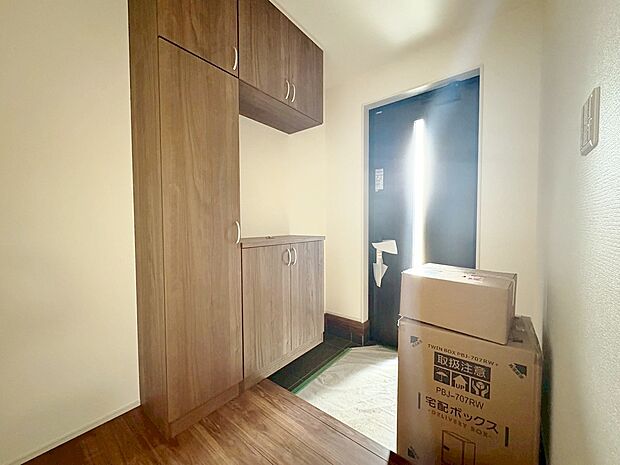 採光を考えて造られた玄関は、優しく家族を送り出し出迎えます。