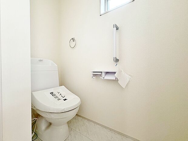 トイレは2ヶ所にあり、朝の慌しい時間も安心です。