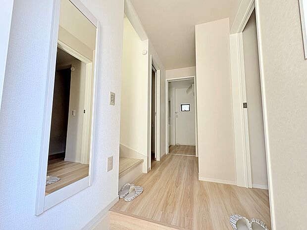 鏡も付いているので、外出前の身支度チェックもできますね。