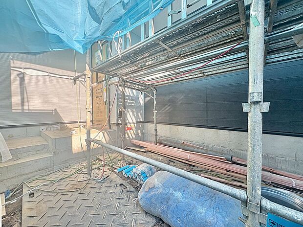 玄関ドアを開けた瞬間、その煌びやかさに感動する空間に出会う。(令和7年11月 撮影)