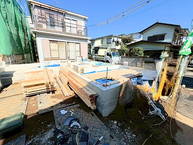 独創性豊かな趣と重厚感・気高さを兼ね備えたお住まい。(令和7年10月 撮影)