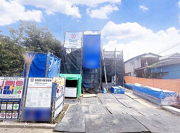 間口の広いカースペースに並列で3台駐車可能です。(令和7年8月 撮影)