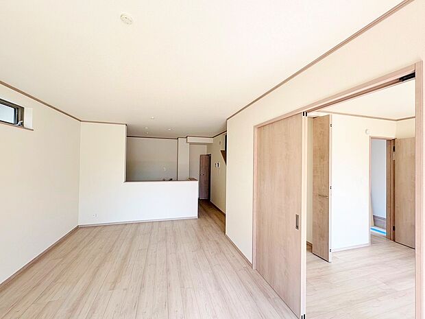 リビングと続き間洋室のある人気の間取り。優しい時間がここでは流れていきます。