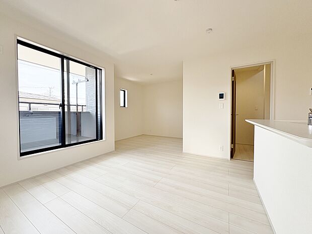 室内には豊かな陽光が注ぎ込み、爽やかな住空間を演出。