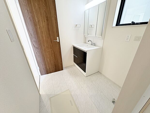 毎日使う場所だから、清潔感のあるシンプルな洗面台を設置しました。