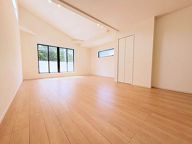 バルコニーに面した22帖のLDK。豊かな光と風を運んでくれるわが家自慢の場所。