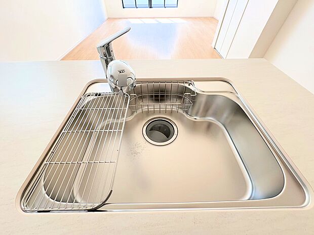 広々シンクでお鍋もフライパンもラクラク洗浄。