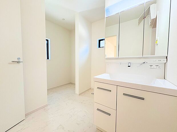 キッチンそばに洗面所、浴室を集めた無駄のないコンパクトな家事動線。