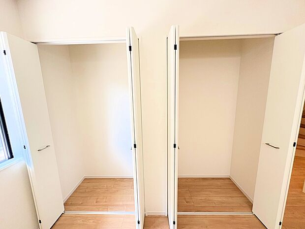 ダブルクローゼットを採用し、衣類や小物もスッキリと収納できます。
