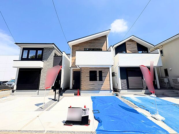 中央が当物件。土呂駅徒歩9分、小学校まで徒歩4分、中学校まで徒歩1分の立地。