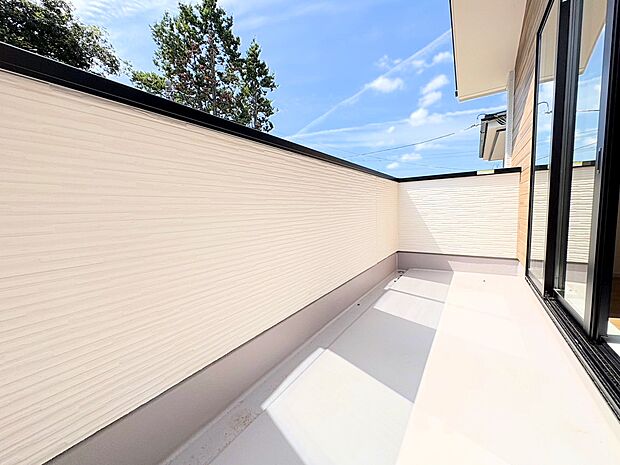 日差しを遮るもののないバルコニー。