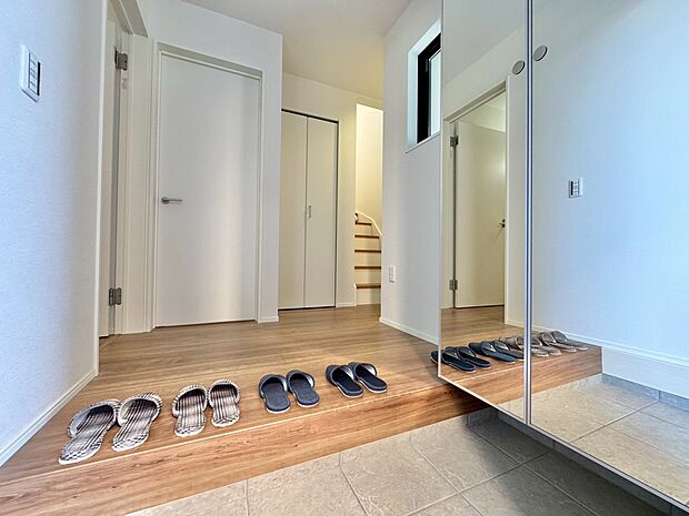 鏡も付いているので、外出前の身支度チェックもできますね。