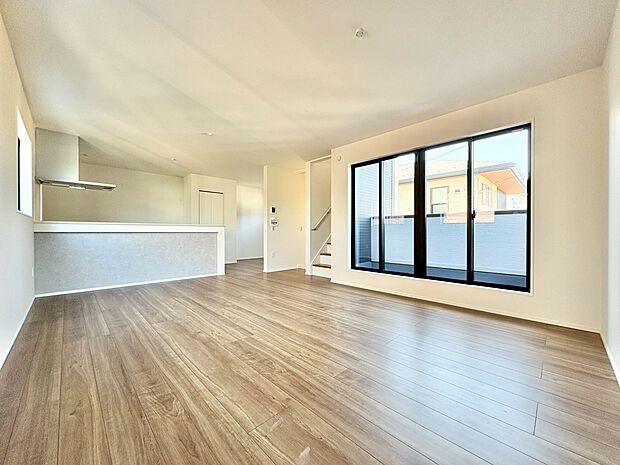 大きな窓から差し込む光が心地良い2階LDK。