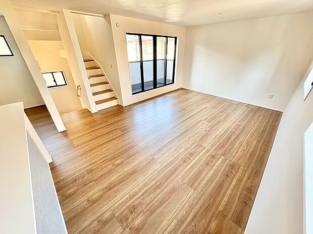 コミュニケーション動線に配慮したリビングイン階段を採用。