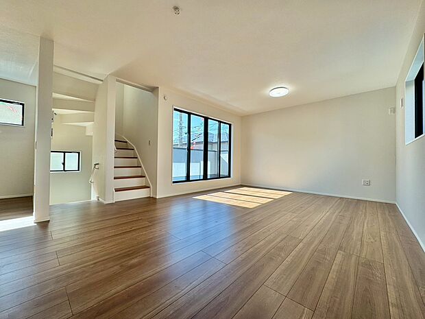 コミュニケーション動線に配慮したリビングイン階段を採用。