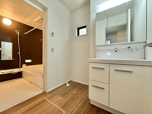 毎日使う場所だからこそ、明るく清潔感溢れる脱衣所に仕上げました。