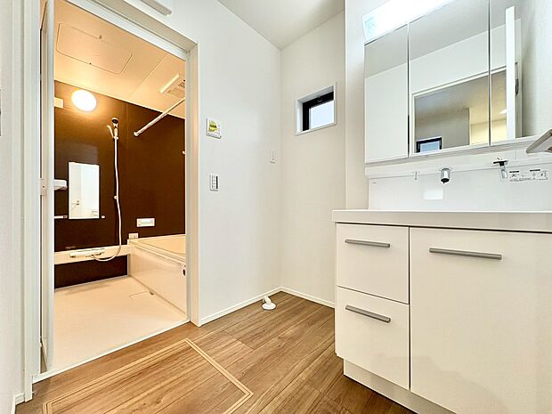 毎日使う場所だからこそ、明るく清潔感溢れる脱衣所に仕上げました。