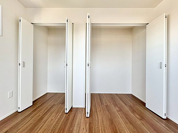 Wクローゼットには季節ごとに洋服を分けて収納できます。