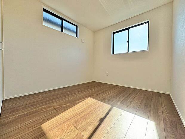 二面採光により陽光が差し込む温かみのあるお部屋。