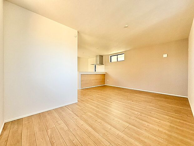 洗練された雰囲気のリビングは、長居したくなる居心地の良い空間です。