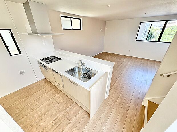 すっきりとしたオープンスタイルの対面式キッチンです。