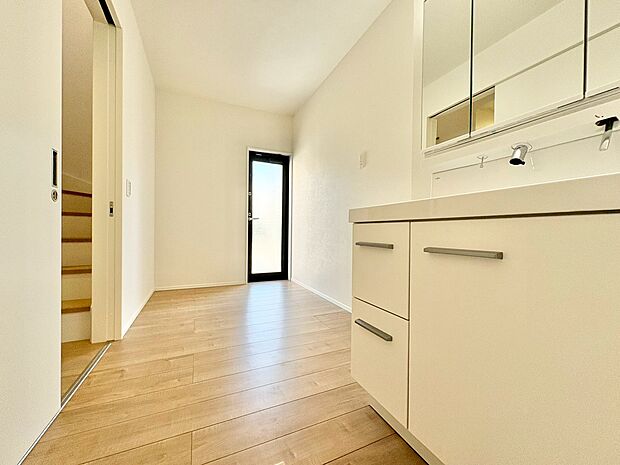 ゆとりある洗面スペースなら、朝の身支度と家事の時間が重なっても安心です。