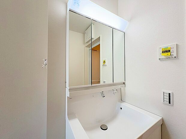 真っ白なユーティリティは清潔感がありますね。