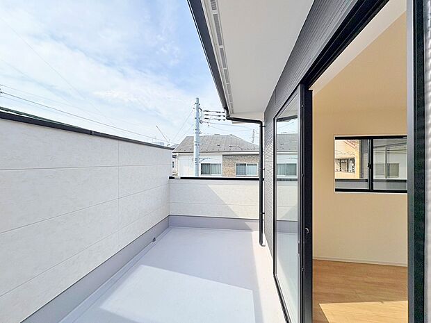 広いバルコニーは布団を一気に干すことが可能です。