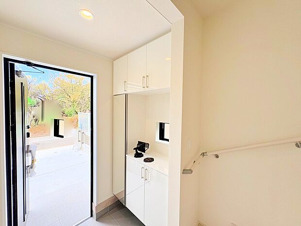 明るさと清潔感を兼ね備えた玄関が建物内へと導きます。