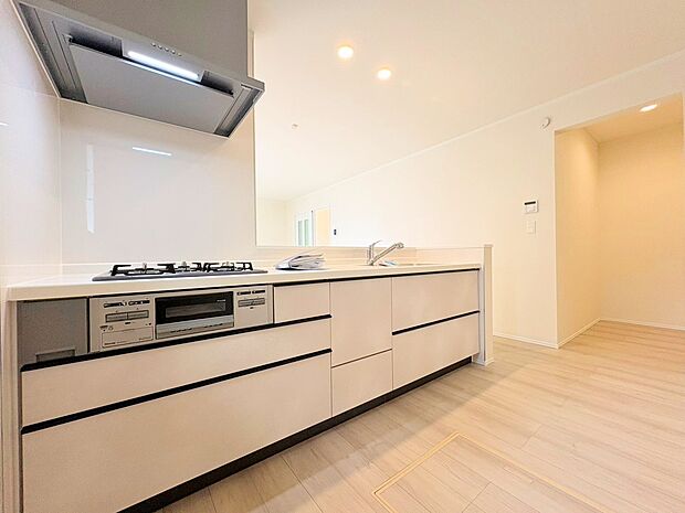 パントリーを設置し、食品や生活用品などスムーズに収納できます。