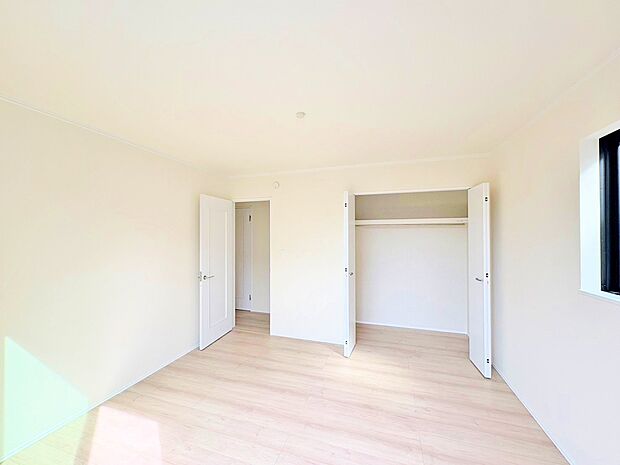 日々の疲れを癒すシンプルながらも洗練されたベッドルーム。