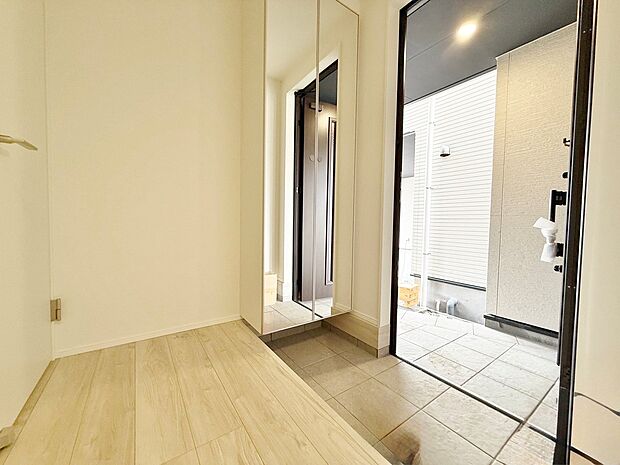 「行ってきます」と「ただいま」は、この玄関から始まります。