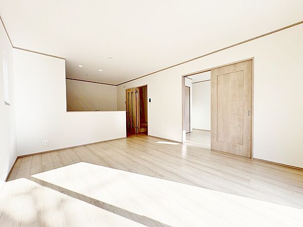 LDK15帖＋続き間洋室6帖の開放的な空間が広がります。