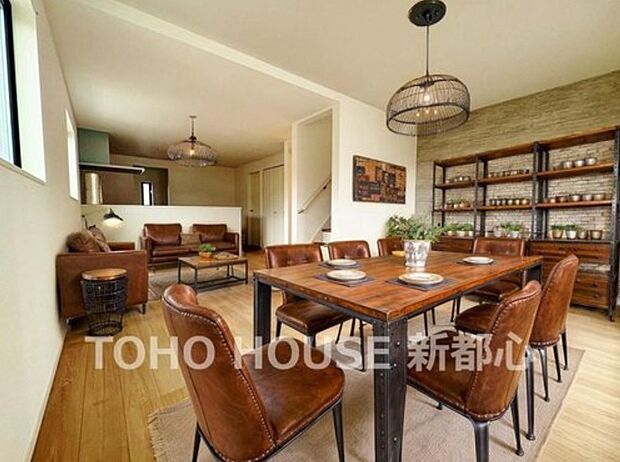 家族が揃って食事のできるゆとりある大きさのダイニングスペース。※生成AIによるイメージです。家具・小物は販売価格に含まれません。